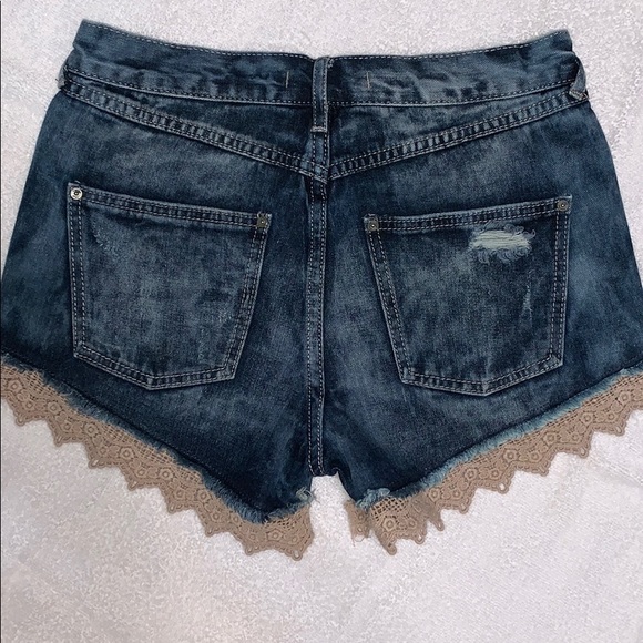 EUC Free People jean shorts with tan lace. Size 25 - Picture 3 of 8